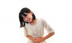 Dañar el dolor abdominal en una niña con gusanos