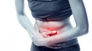 Dolor abdominal con cinta adhesiva gusanos de daño