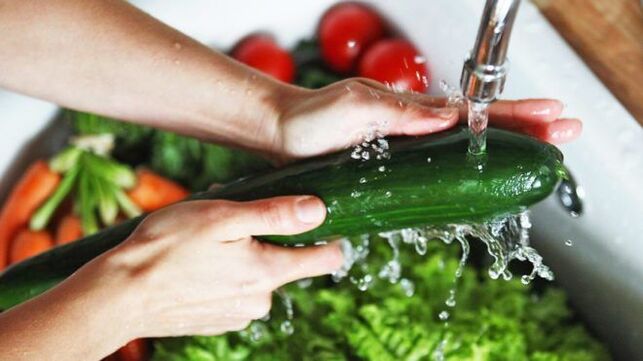 Lavar verduras para prevenir infecciones con parásitos protozoarios.